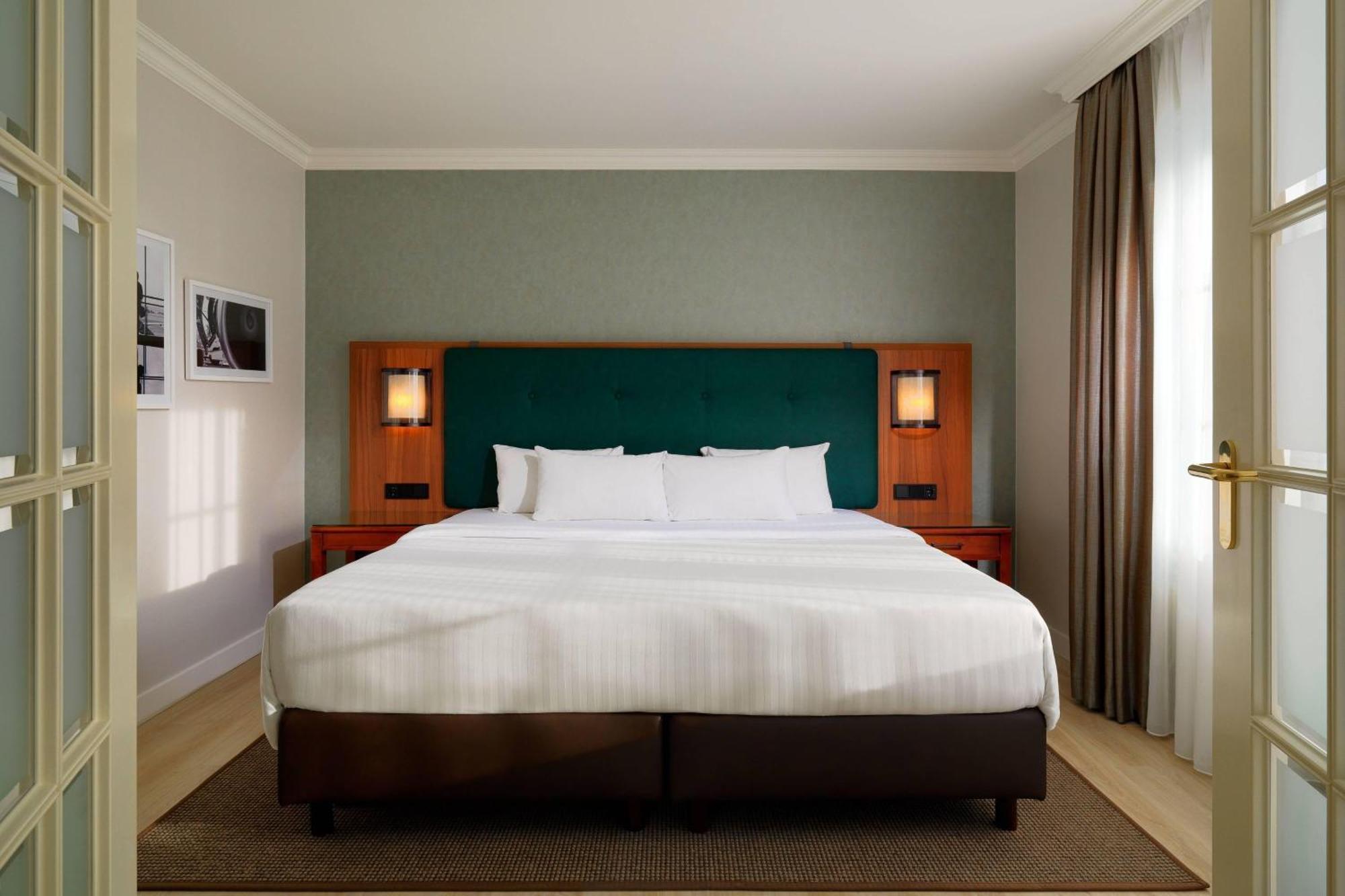 Отель Courtyard By Marriott Hamburg Airport Экстерьер фото