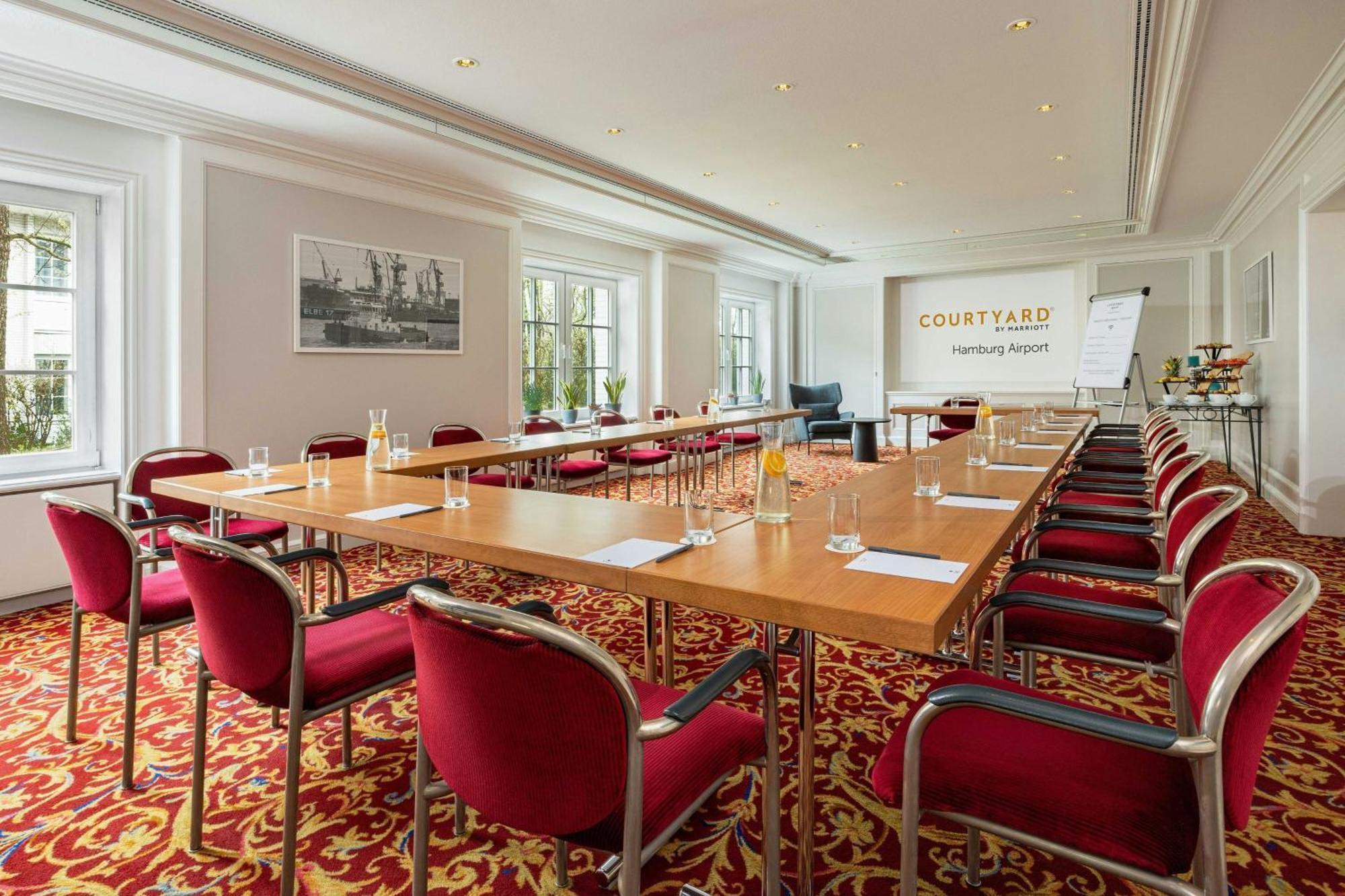 Отель Courtyard By Marriott Hamburg Airport Экстерьер фото