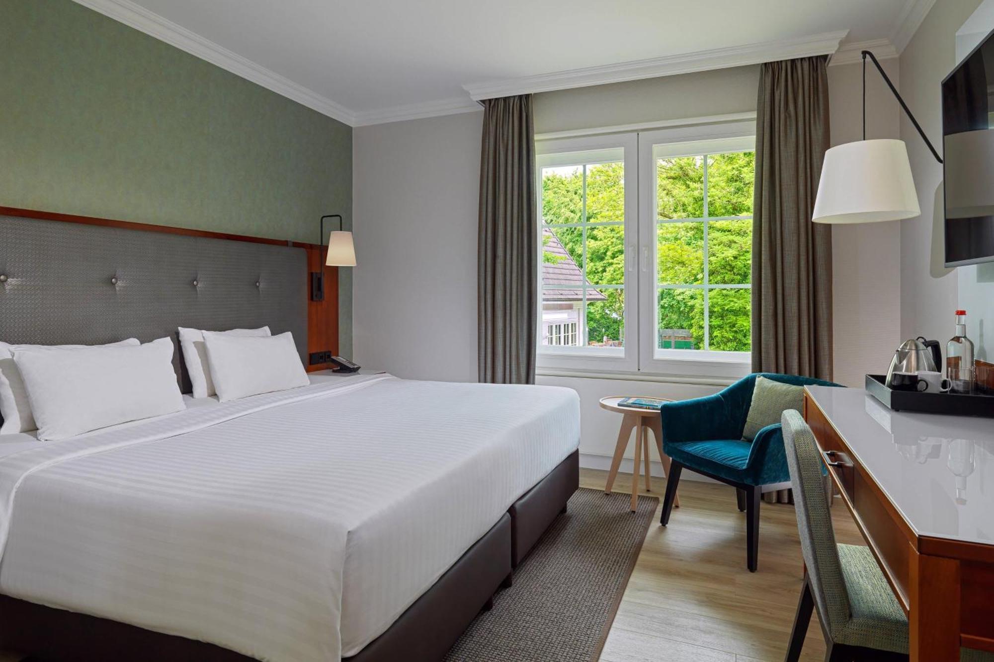 Отель Courtyard By Marriott Hamburg Airport Экстерьер фото